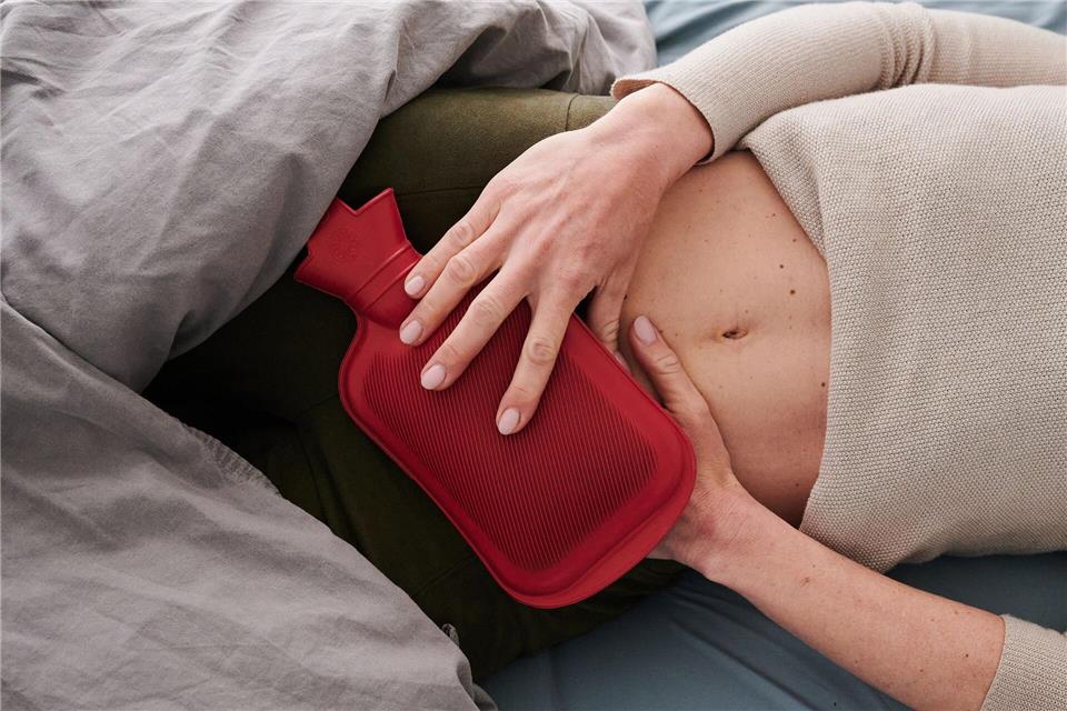 Krämpfe im Unterleib, die kaum auszuhalten sind: Frauen, die an Endometriose erkrankt sind, bekommen oft nicht die medizinische Hilfe, die sie brauchen.picture alliance/dpa