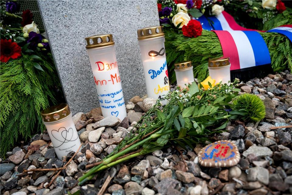 Kränze, Kerzen, Blumen - Zum Jahrestag wurde am Bahnhof Brokstedt der zwei Toten gedacht. Daniel Bockwoldt/dpa