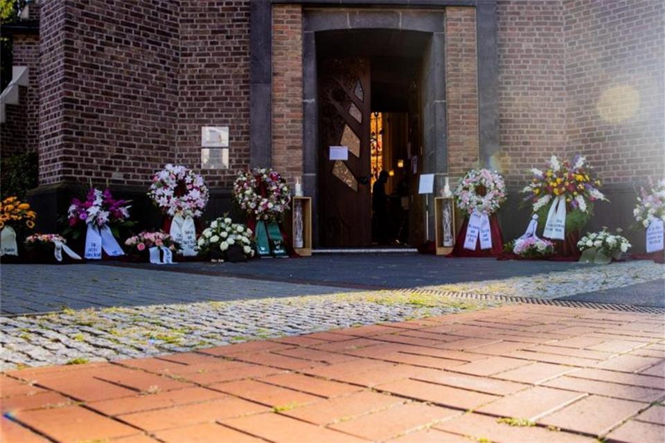 Kränze für Heide Keller. Foto: Rolf Vennenbernd/dpa