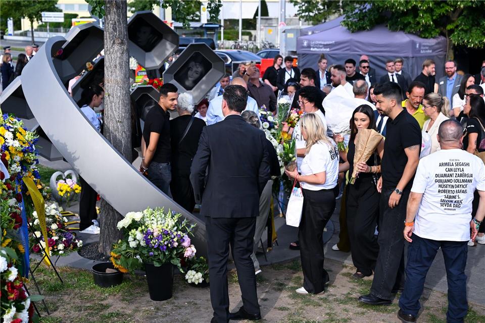 Kränze und Blumen erinnern an die Opfer des Attentats. Sven Hoppe/dpa