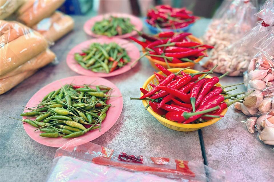 Kräuter, Gemüse, Chilis: Das kulinarische Erlebnis beginnt mit einer Markttour.Carola Frentzen/dpa-tmn
