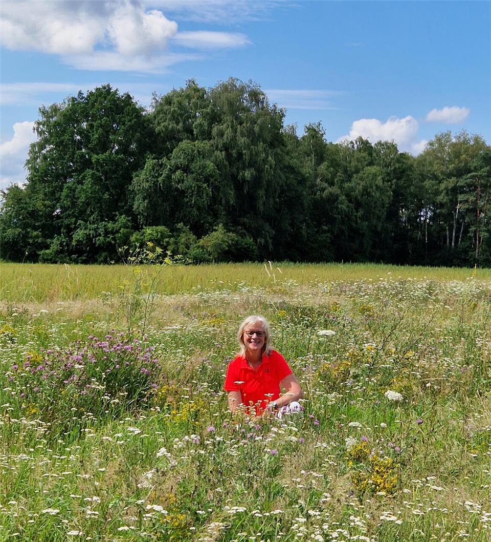 Kräuterfachfrau Doris Gausling leitet die Familienführung.