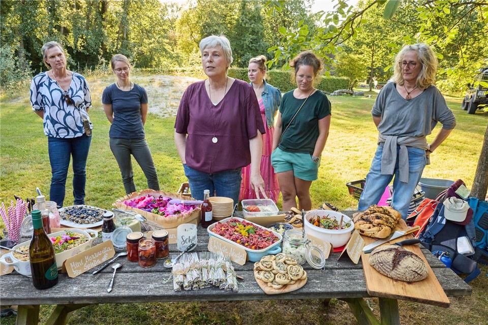 Kräuterfachwirtin Marion Putensen vor einem Buffet in Wilsede. Georg Wendt/dpa