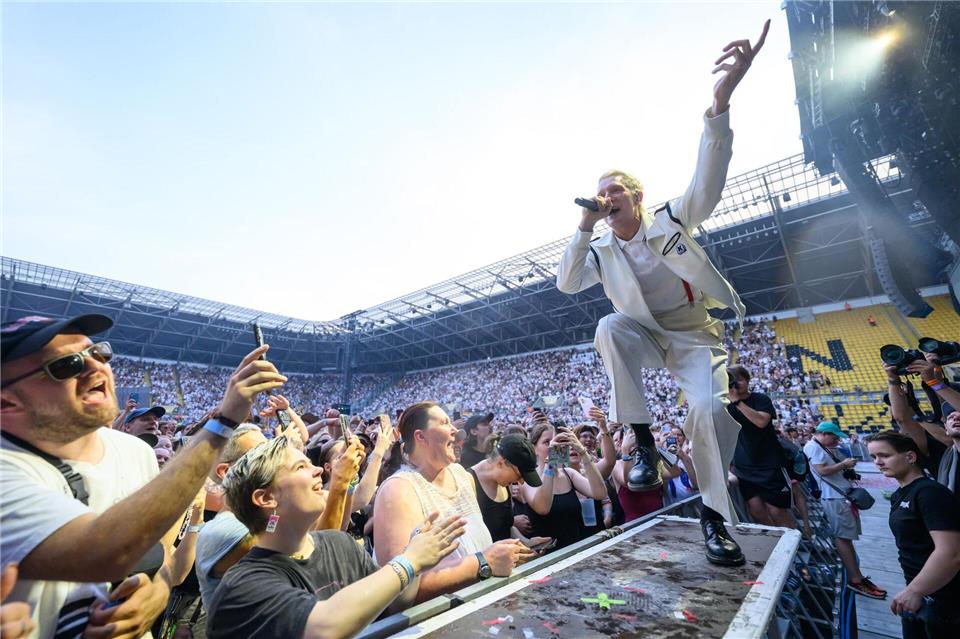 Kraftklub spielten in Dresden ihr erstes Stadionkonzert.Robert Michael/dpa