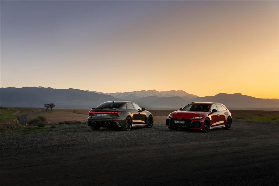 Kraftvoller Doppelpack: Zum Sommer bietet Audi den RS5 als Limousine und Kombi Avant (rechts) an.Audi AG/dpa-tmn