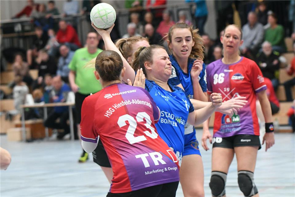 Kraftvoller Einsatz: Rückraumspielerin Sarah Möllmann beim Torerfolg (mit Teresa Stroick) gegen die HSG Hiesfeld/Aldenrade mit Johanna Koenen (23) und Jule Erdmann (hinten).