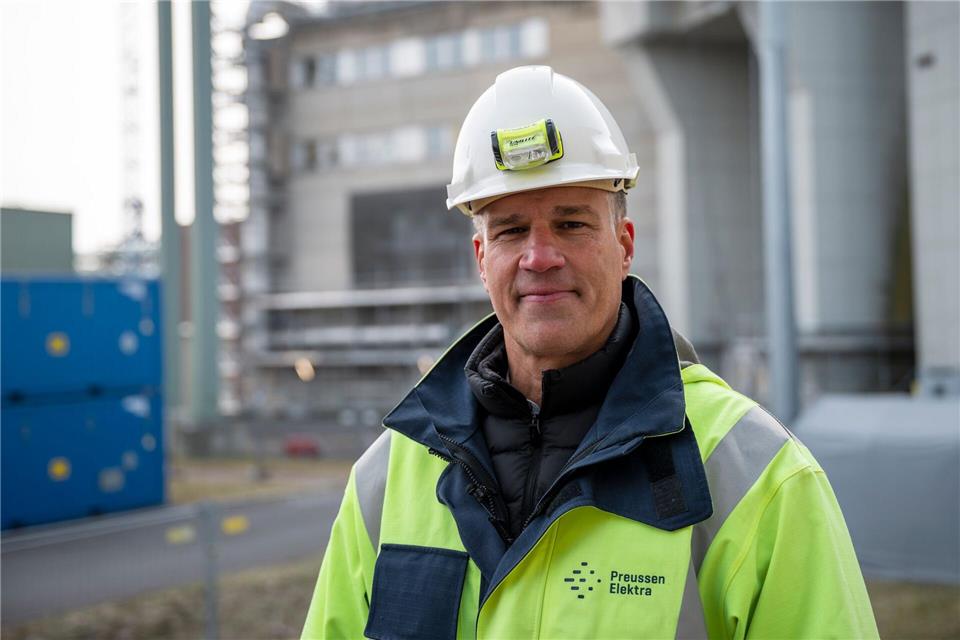 Kraftwerksleiter Bernd Kaiser vor dem Reaktorgebäude.Daniel Vogl/dpa