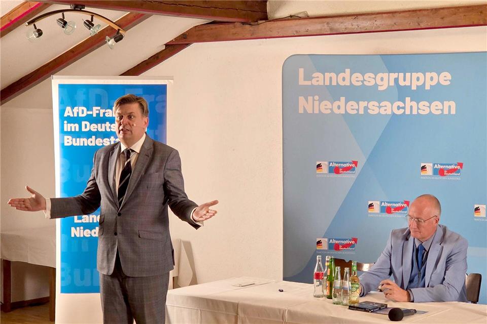 Krah sprach laut Polizei vor rund 100 Menschen.Christian Brahmann/dpa
