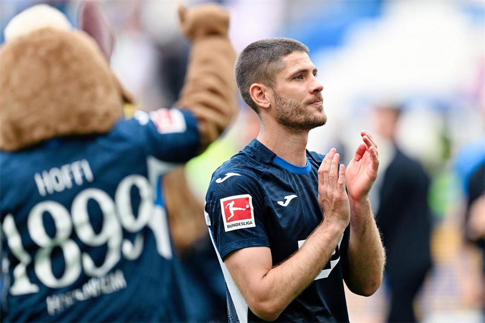 Kramaric applaudiert den Fans. (Archivbild)Uwe Anspach/dpa