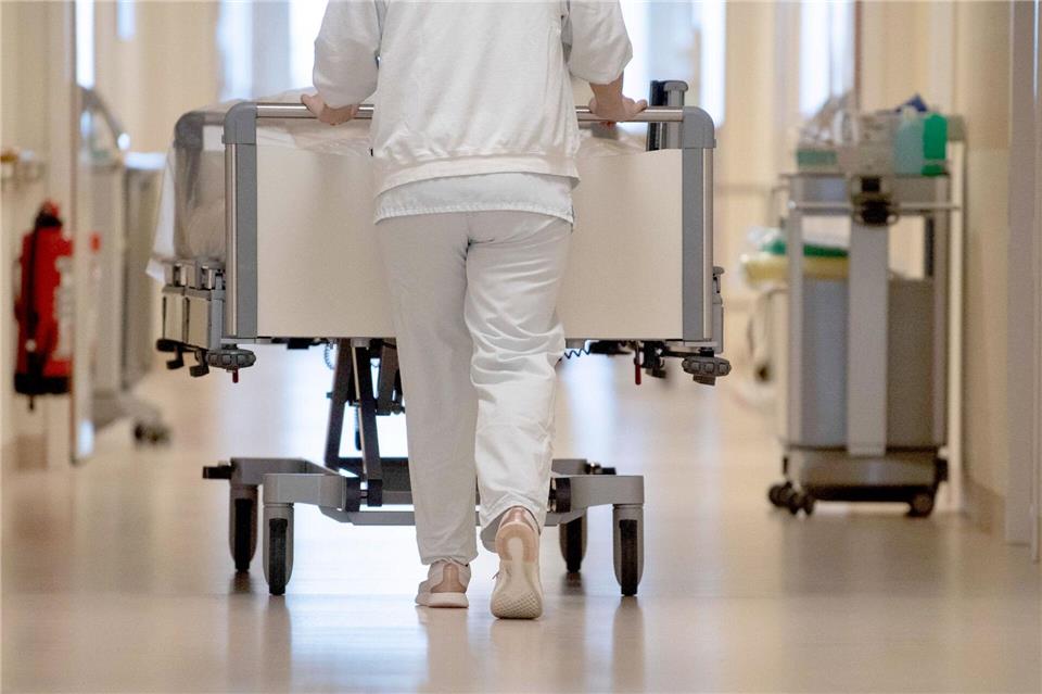 Krankenhausbehandlungen sind teuer: Ein Belegungstag kostete in NRW 2023 im Schnitt 957 Euro. (Symbolbild)Marijan Murat/dpa