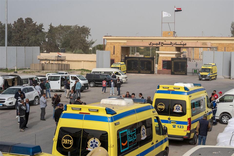 Krankenwagen stehen auf der ägyptischen Seite des Grenzübergangs Rafah zum Gazastreifen.Mohammed Arafat/AP/dpa