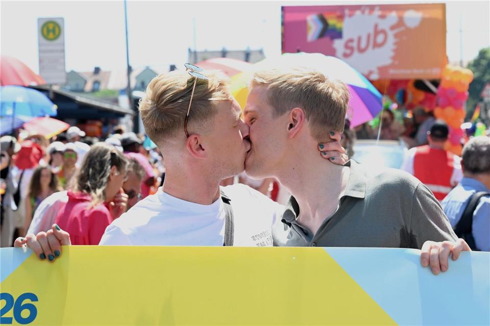 Krause und sein Lebensgefährte küssen sich beim CSD. (Archivbild)Felix Hörhager/dpa