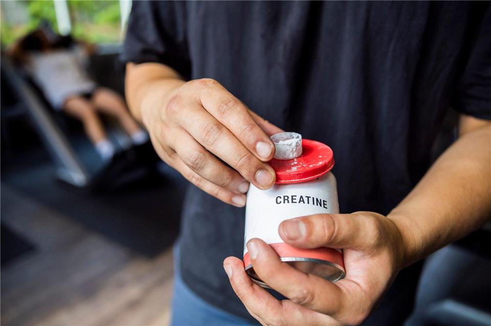 Kreatin ist kein Cheatcode – eher ein Upgrade: Für kurze, harte Belastungen kann es Leistung pushen. Ohne intensive Einheiten bleibt’s nur Pulver.picture alliance/dpa