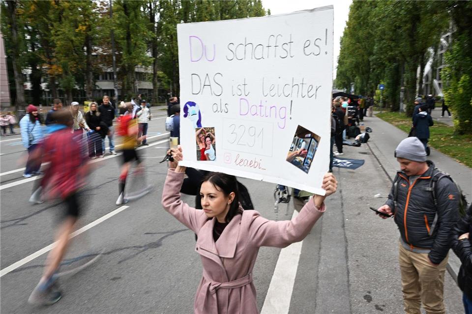 Kreative Plakate waren an der Strecke zu sehen.Felix Hörhager/dpa