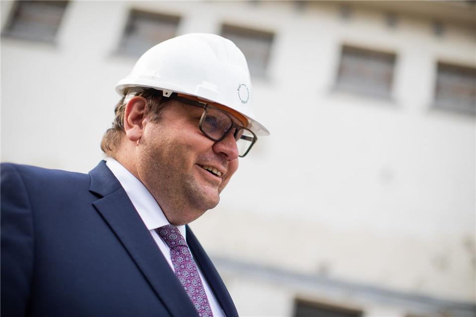 Krefelds Oberbürgermeister Frank Meyer (SPD) kritisiert den Bundeskanzler und fordert mehr Geld für die Kommunen. (Archivbild)Rolf Vennenbernd/dpa