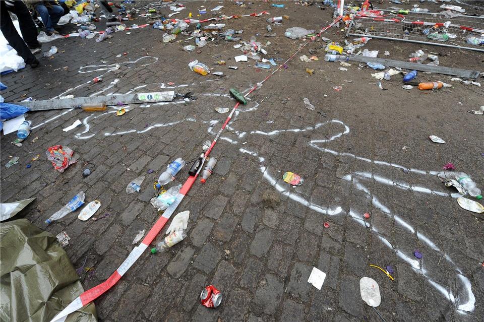 Kreide markiert die Lage der Leichen am Unglücksort. (Archivbild)picture alliance / dpa