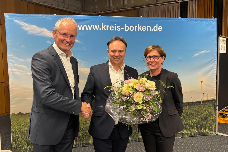 Kreisdirektor Ansgar Hörster gratulierte Dr. Kai Zwicker mit seiner Frau Dorothe Zwicker zur Wiederwahl.