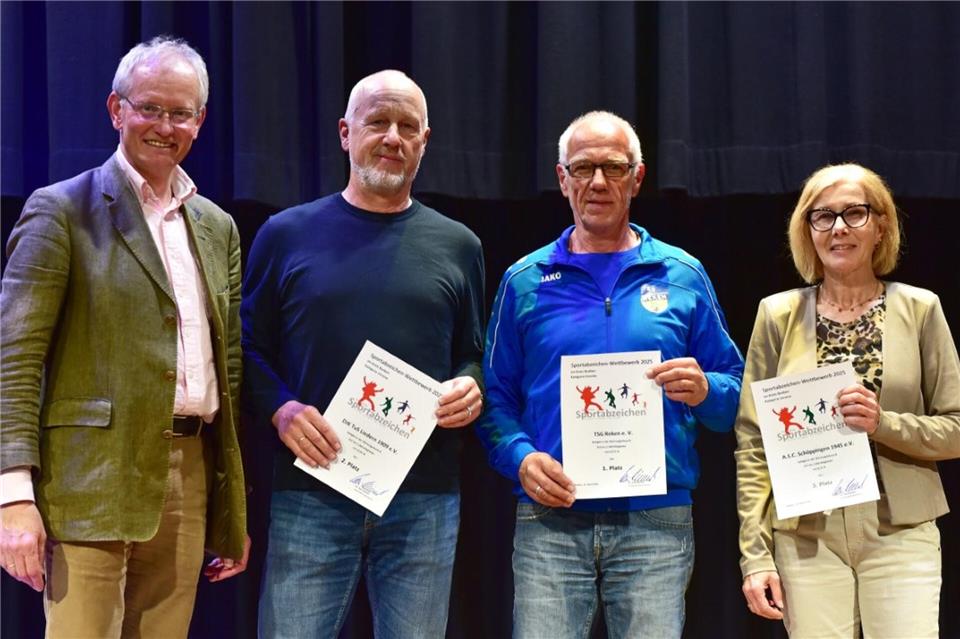 Kreisdirektor Dr. Ansgar Hörster (links) ehrte die drei besten Sportvereine in der Kategorie 501 bis 1000 Mitglieder vertreten durch (von links) Martin Boland (TuS Liedern/Platz 2), Manfred Wameling (TSG Reken/Platz 1) und Ute Luislampe (ASC Schöppingen/Platz 3).