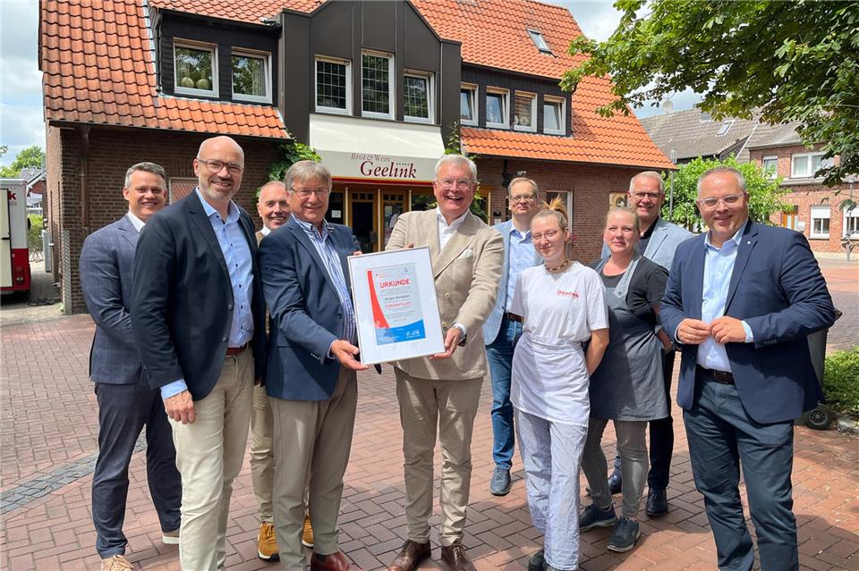 Kreishandwerksmeister Günther Kremer (4.v.l.) übergab Jürgen Büngeler (5.v.l.) die Auszeichnung zum Ehrenmitglied des Fördervereins der Sparkasse für das Handwerk für den Kreis Borken. Auch die weiteren Vorstandsmitglieder Christoph Leidig (v.l.n.r.), Heiko Hüntemann, Daniel Janning, Thomas Lansing, Lea Marie Zeschke (Bäckerei Geelink), Eva Graf (Bäckerei Geelink), Wolfgang Niehues und Thomas Kerkhoff gratulierten ihm zu seiner Auszeichnung.