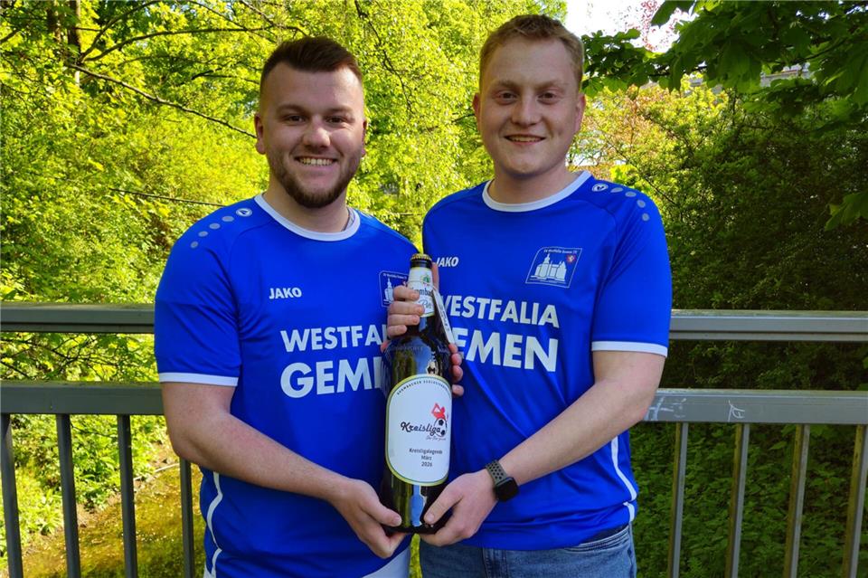 Kreisligalegende Fabian Vaalbrock (links) mit seinem Preis und seinem Gemener Teamkollegen Jonas Heisterkamp, der die besondere Spielszene eingesandt hatte.