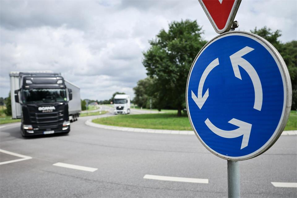 Kreisverkehr in Deutschland: Wer einfährt, darf nicht blinken. Wer den Kreisverkehr verlässt, muss blinken.picture alliance/dpa