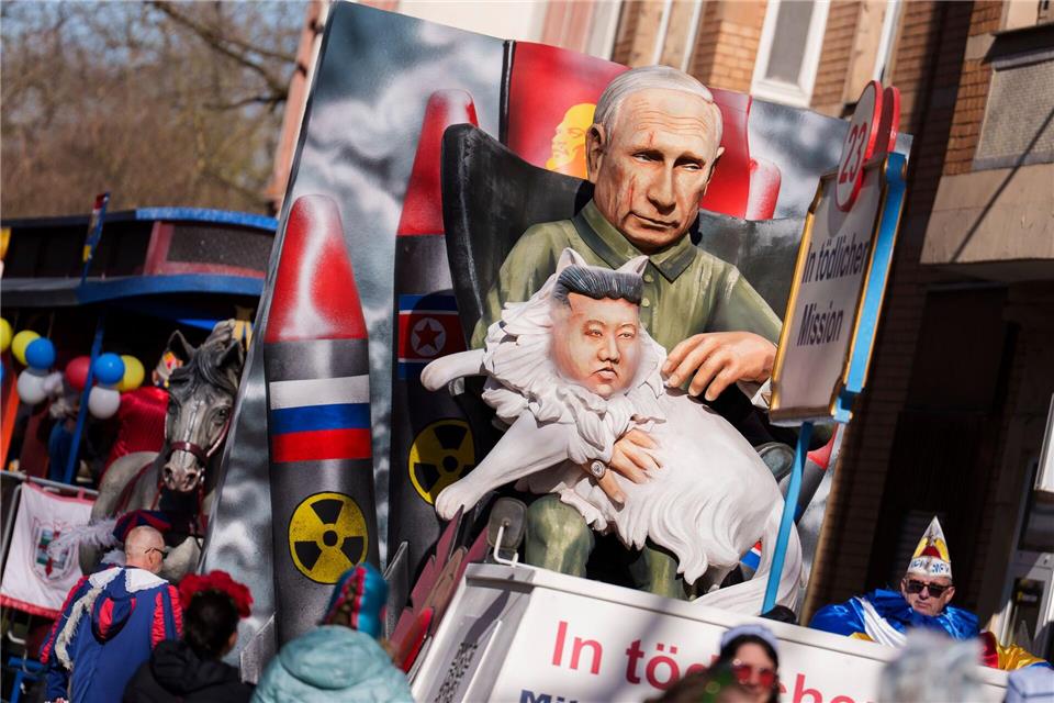 Kremelchef Wladimir Putin ist auf einem Motivwagen beim Mainzer Rosenmontagszug dabei. Andreas Arnold/dpa