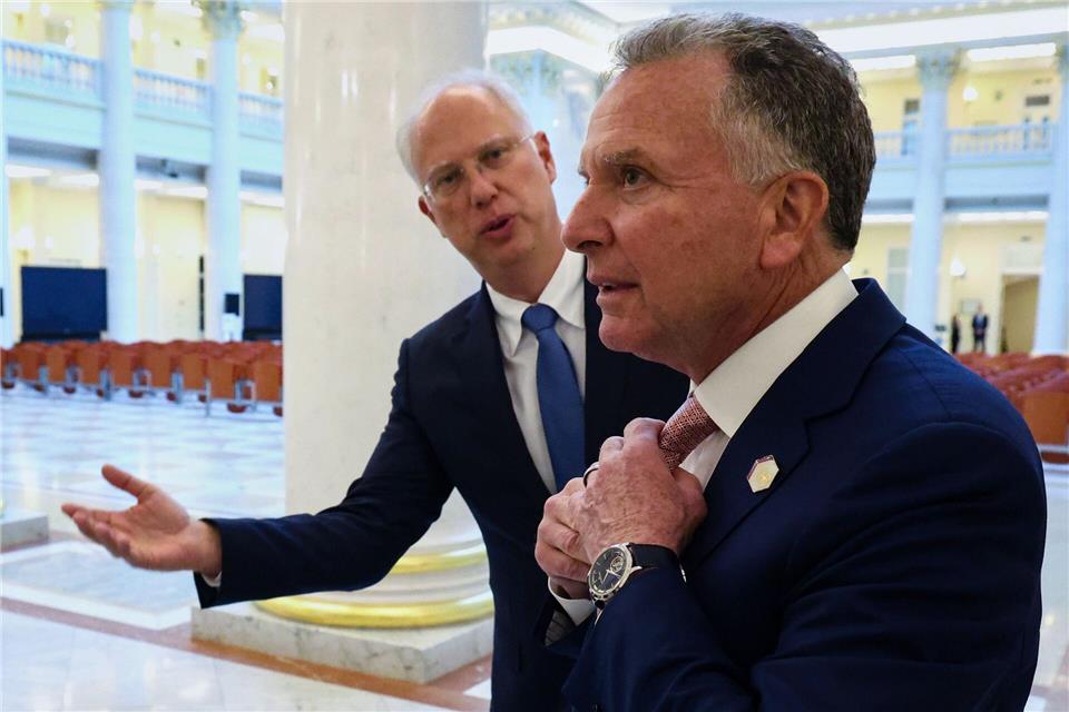 Kreml-Unterhändler Dmitrijew und der US-Sondergesandte Witkoff sollen den Friedensplan ausgearbeitet haben. (Archivbild)Vyacheslav Prokofyev/Pool Sputnik Kremlin/AP/dpa