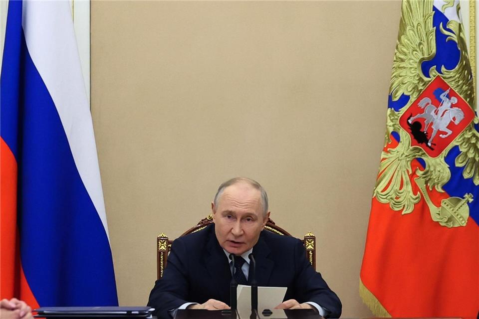 Kremlchef Putin fordert von der Regierung Maßnahmen zum Ankurbeln der mauen Wirtschaft. (Archivbild)Alexander Kazakov/Pool Sputnik Kremlin via AP/dpa