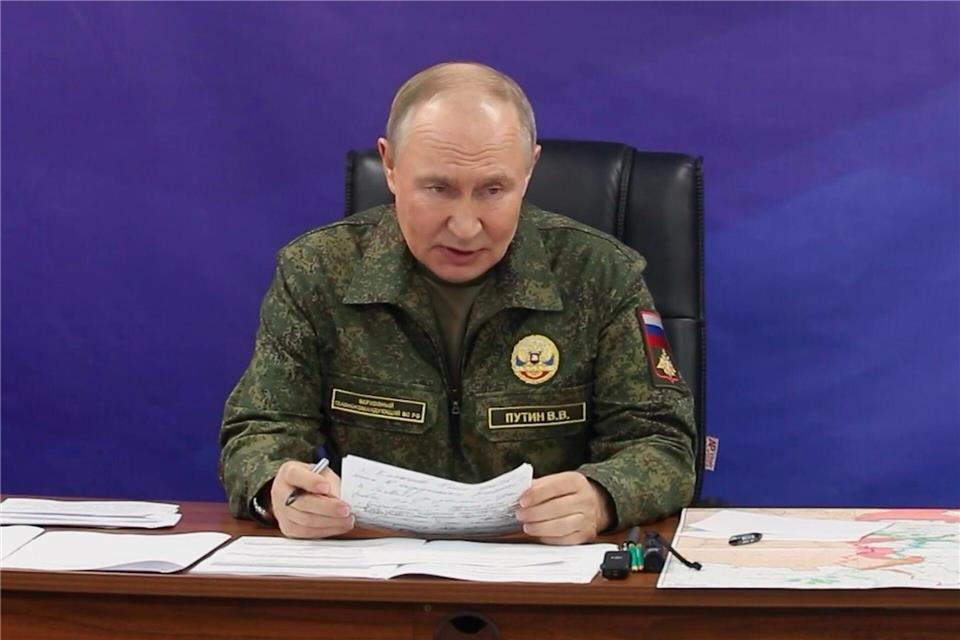 Kremlchef Putin zeigte sich demonstrativ in Uniform bei der Armee. (Archivbild)Uncredited/Russian Presidential Press Office/dpa