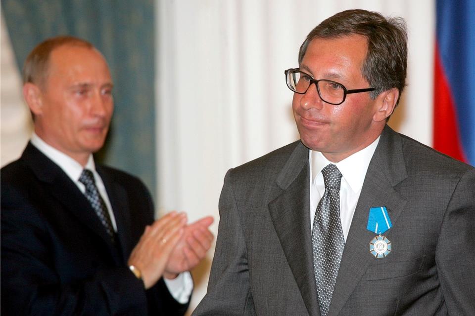 Kremlchef Wladimir Putin applaudiert dem damaligen Alfa-Bank-Chef Pjotr Awen (r) nach der Verleihung des Ordens für Verdienste um das Vaterland (Archivbild).