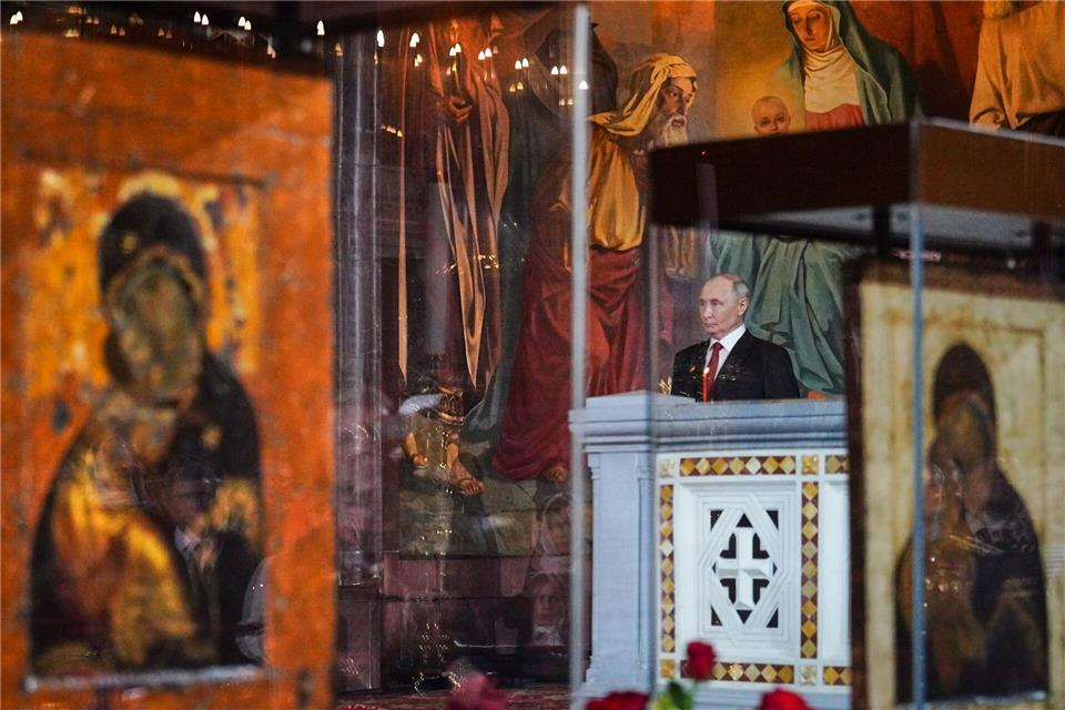 Kremlchef Wladimir Putin hat zum orthodoxen Osterfest eine Waffenruhe in seinem Angriffskrieg gegen die Ukraine angeordnet.Oleg Varov/Russian Orthodox Church Press Service/AP/dpa