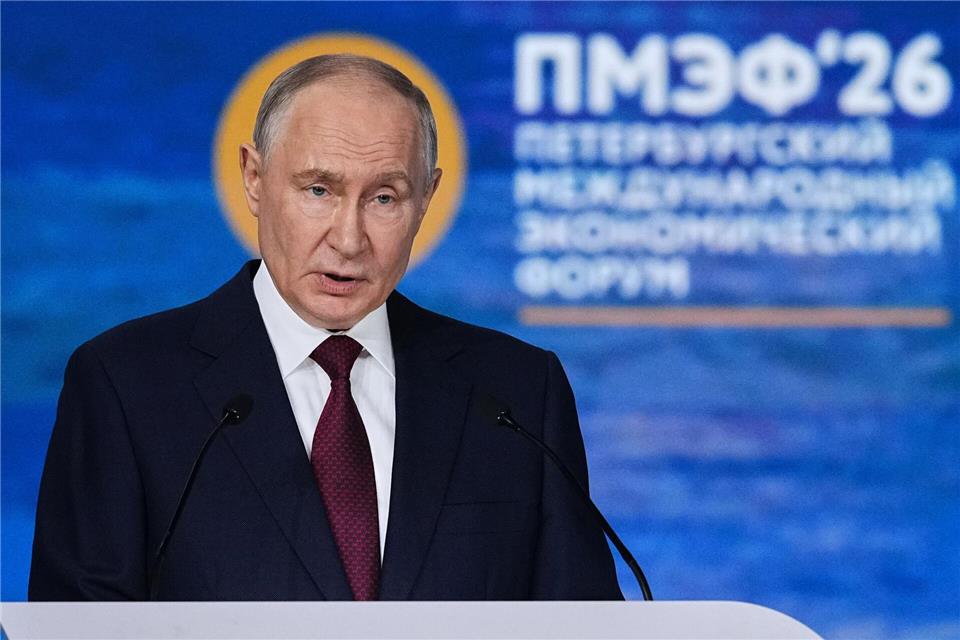 Kremlchef Wladimir Putin lehnte beim Wirtschaftsforum das Angebot des ukrainischen Präsidenten Wolodymyr Selenskyj zu einem Treffen für direkte Friedensgespräche ab.Dmitri Lovetsky/AP/dpa