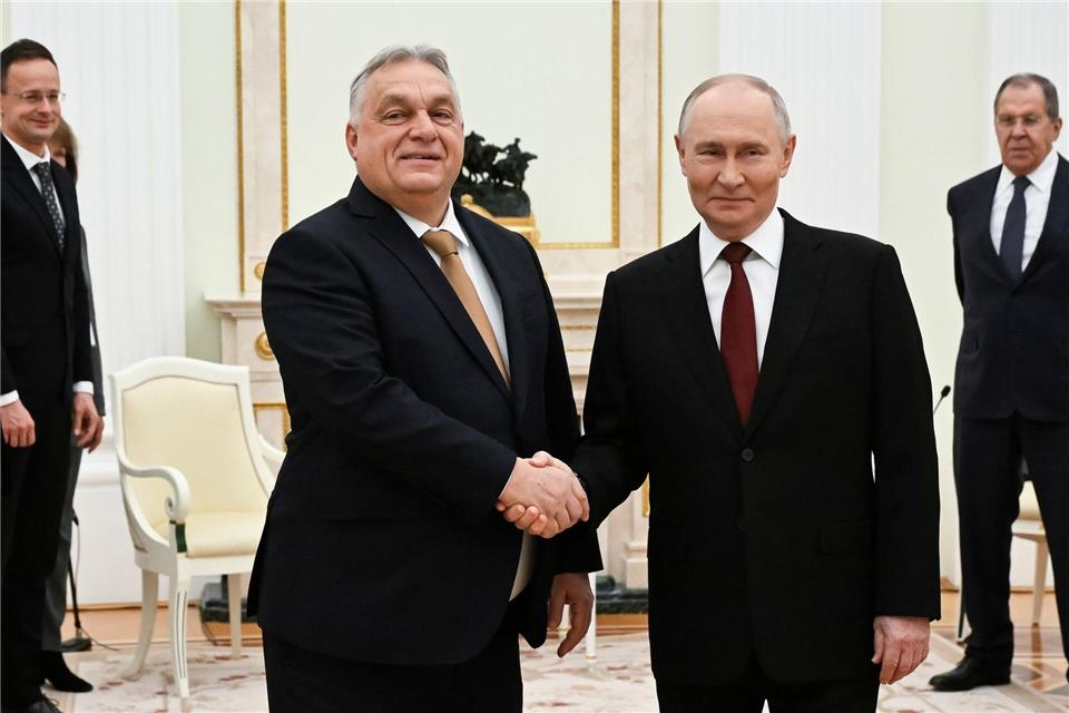 Kremlchef Wladimir Putin (r) und der ungarische Ministerpräsident Viktor Orban sprechen im Kreml über einen möglichen Gipfel in Budapest mit US-Präsident Donald Trump.Alexander Nemenov/Pool AFP via AP/dpa