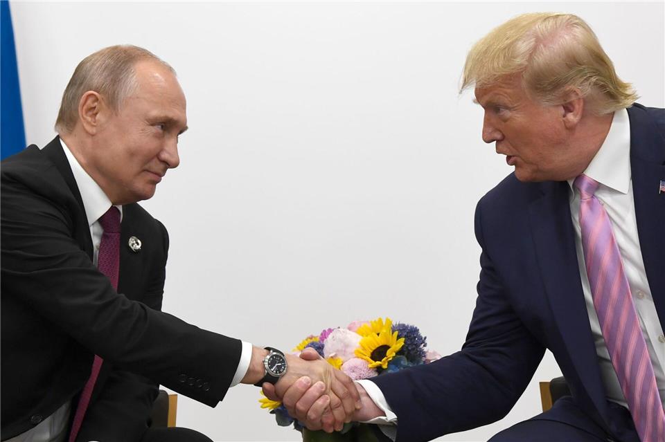 Kremlchef Wladimir Putin und US-Präsident Donald Trump haben die Bereitschaft zu einem neuen Treffen bekundet. (Archivbild)Susan Walsh/AP/dpa