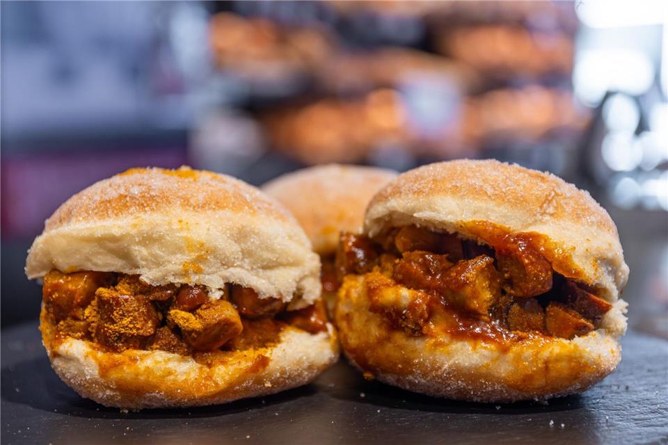 Kreppel belegt mit Currywurst - kann man das wirklich essen? Vielen Kunden der Stadtbäckerei Rank aus Nidda schmeckt es.Christian Lademann/dpa