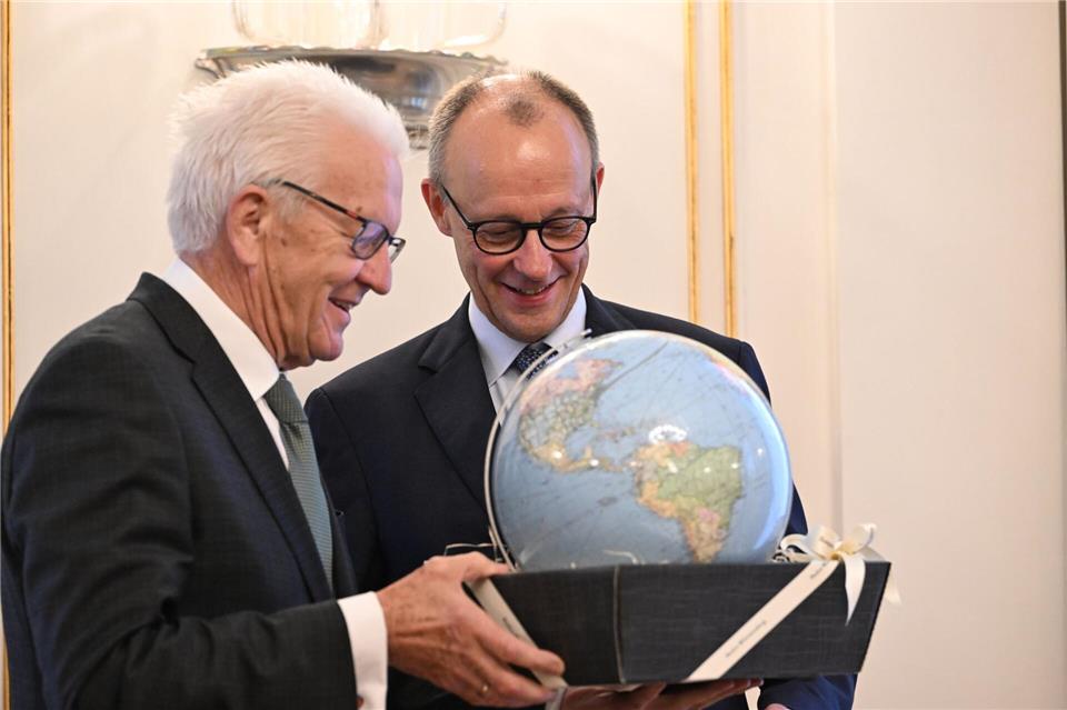Kretschmann schenkte Merz einen Globus - weil ein Kanzler ja auch Weltpolitik mache.Marijan Murat/dpa