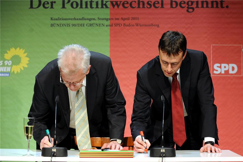 Kretschmann und Schmid bei der Unterschrift des Tisches 2011. (Archivfoto)picture alliance / dpa