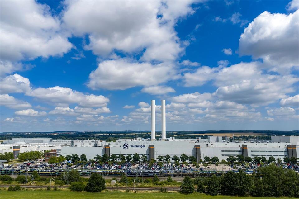 Kretschmer sieht Hoffnung für VW-Werke in Sachsen. (Archivbild)Jan Woitas/dpa