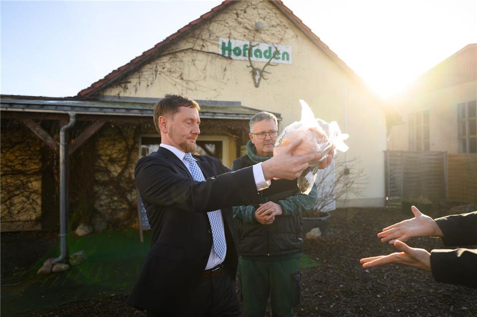 Kretschmer will die Gans selbst zubereiten. Robert Michael/dpa