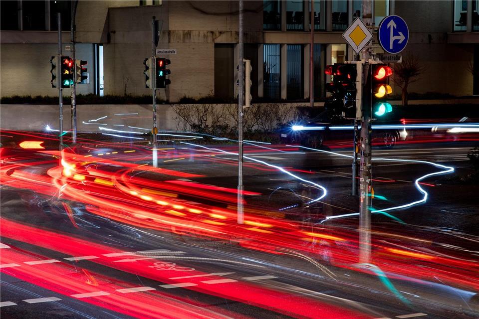 Kreuz und quer und wer ist wer? Das typische Gewusel im Straßenverkehr hat die Kamera hier zwar magisch eingefangen - doch es birgt auch Gefahren.picture alliance/dpa