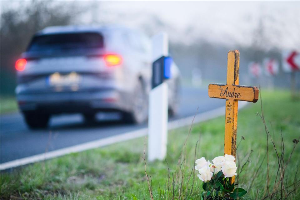 Kreuze am Straßenrand erinnern an tödliche Verkehrsunfälle. (Symbolbild)Julian Stratenschulte/dpa