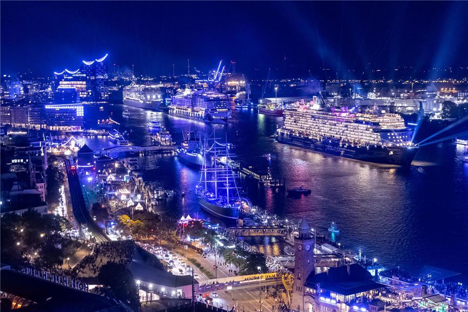 Große Pötte, Feuerwerk, Kritik - Hamburger feiert Kreuzfahrt Kreuzfahrtschiffe, Hamburger Hafen, Elbpromenade und Elbphilharmonie - das sind die Cruise Days in Hamburg.Bodo Marks/dpa