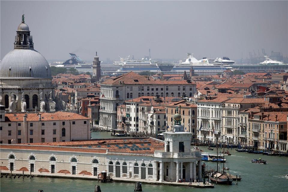 Kreuzfahrtschiffe liegen im Hafen von Venedig. Seit Sommer 2021 dürfen die schwimmenden Städte allerdings nicht mehr im historischen Zentrum anlegen. picture alliance/dpa/AP