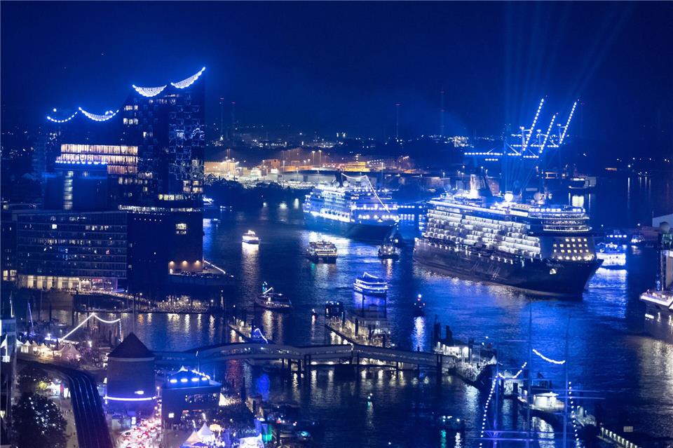 Kreuzfahrtschiffe während einer Parade 2023 in Hamburg. (Archivbild) Bodo Marks/dpa