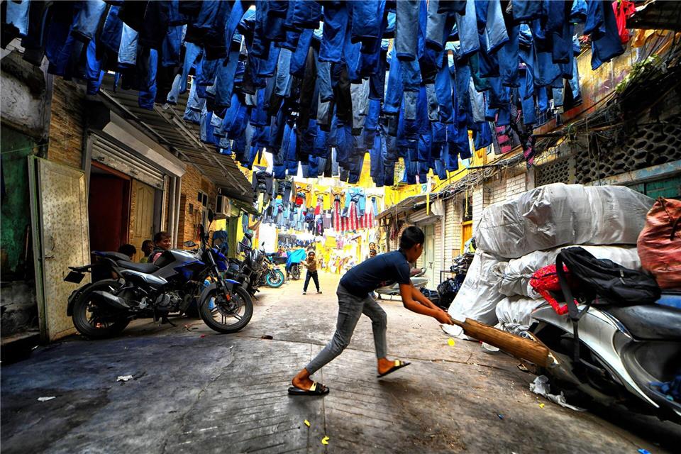 Kricket unter Jeanshosen: Blue Jeans Lane in KolkataAvishek Das/SOPA Images via ZUMA Press Wire/dpa