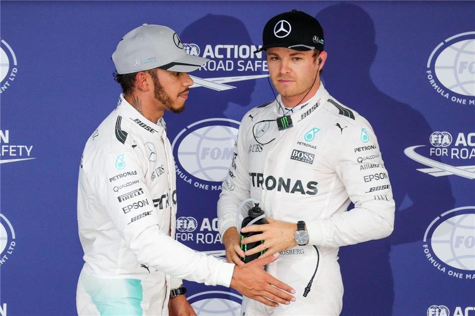 „Krieg der Sterne“: Lewis Hamilton (l) und Nico Rosberg lieferten sich einen knallharten Zweikampf. (Archivbild)Diego Azubel/EPA/dpa