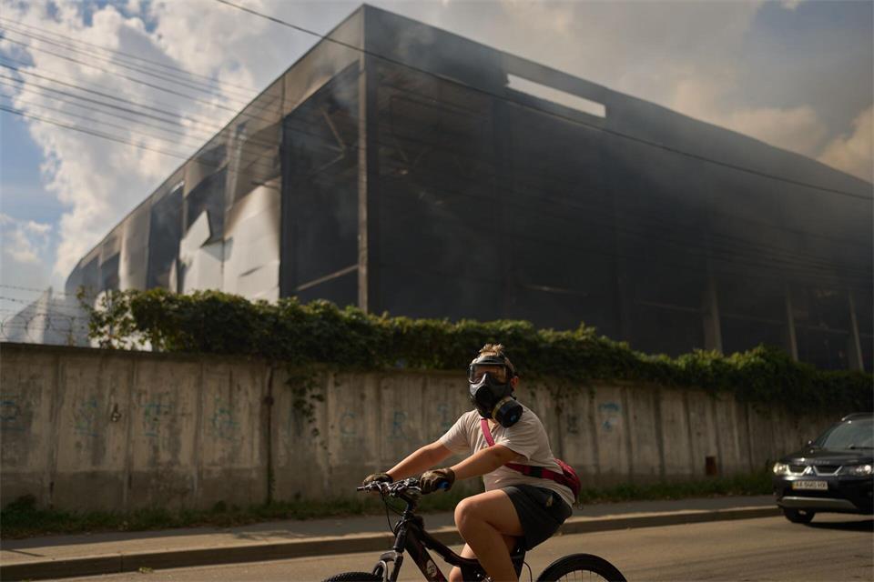 Krieg in der Ukraine - mit Gasmaske auf dem FahrradFrancisco Seco/AP/dpa