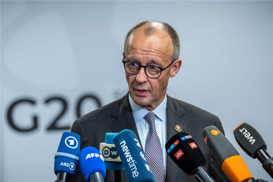 „Kriege können nicht beendet werden durch Großmächte über die Köpfe der beteiligten Länder hinweg“, sagt Kanzler Merz.Michael Kappeler/dpa