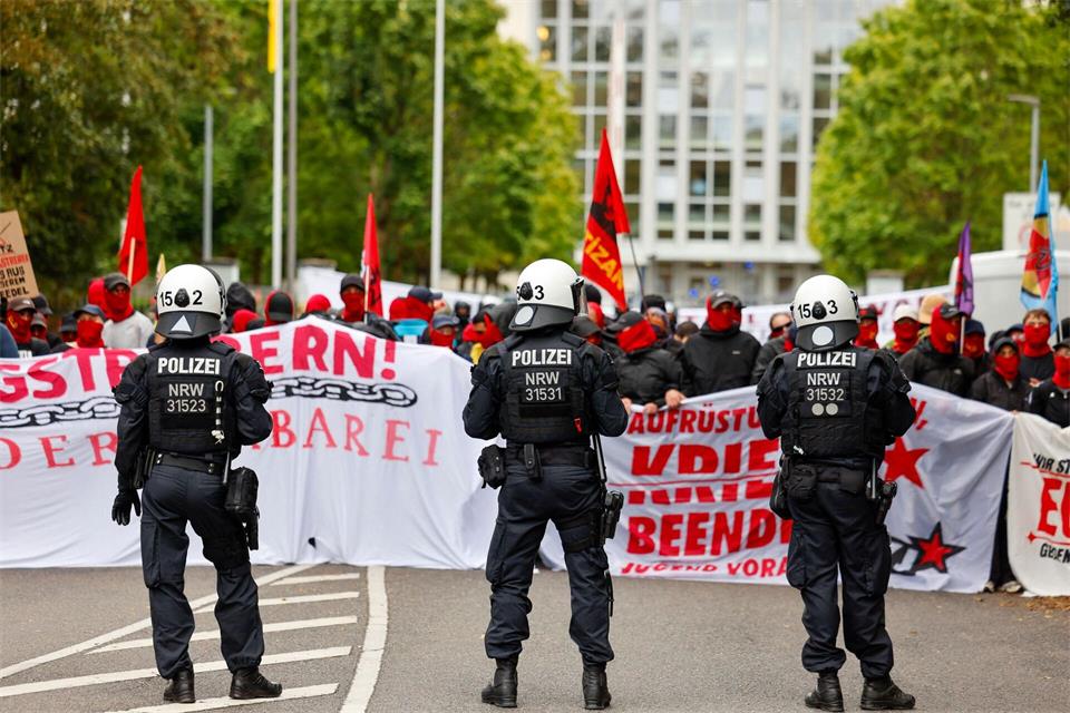 Kriegsgegner haben die Zufahrt zu einer Kaserne in Köln blockiert. Thomas Banneyer/dpa