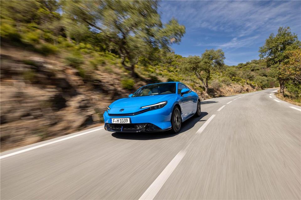 Kriegt er die Kurve? Aber ja, gern noch ein paar mehr davon - sich durch die Lande schlängelnde Straßen können zum natürlichen Habitat des Honda Prelude gezählt werden. Manuel Portugal/Honda/dpa-tmn